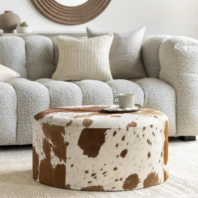 Pouf Rond en Peau de Vachettes Marron et Blanc, Structure en Bois, Style Rustique