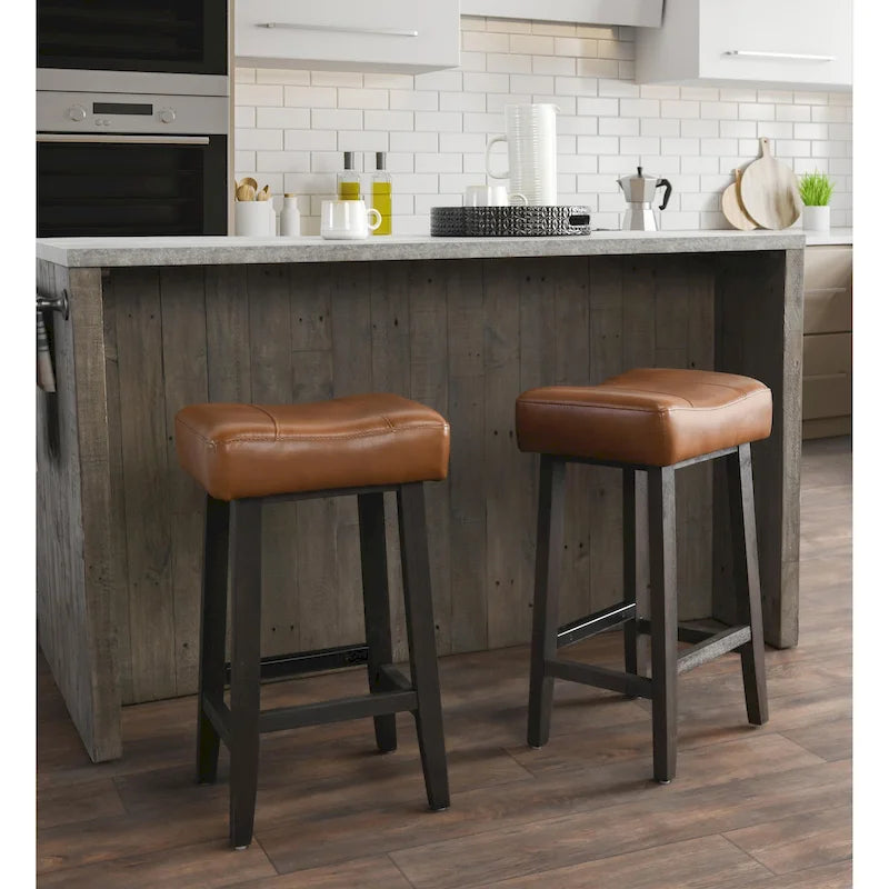 Tabouret de comptoir sans dossier en cuir végétalien, pieds en bois foncé, couleur caramel