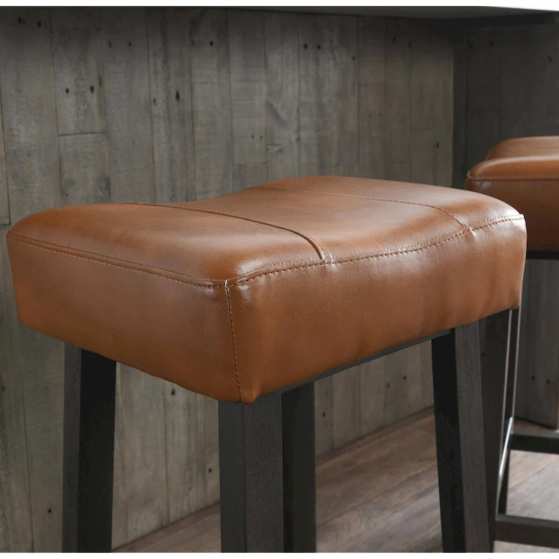 Tabouret de comptoir sans dossier en cuir végétalien, pieds en bois foncé, couleur caramel