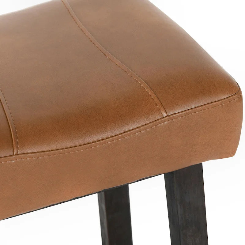 Tabouret de comptoir sans dossier en cuir végétalien, pieds en bois foncé, couleur caramel