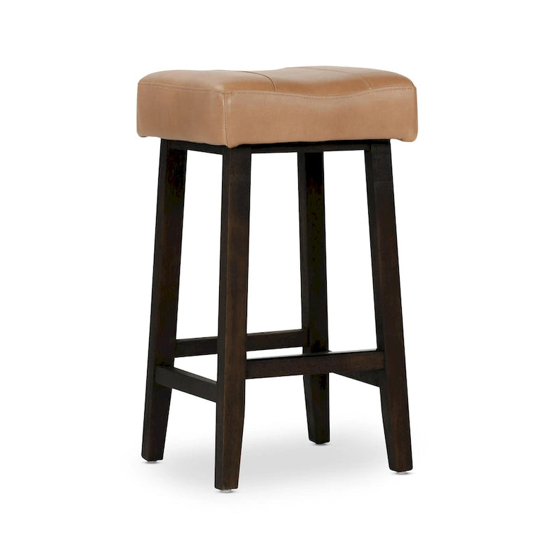 Tabouret de comptoir sans dossier en cuir végétalien, pieds en bois foncé, couleur caramel