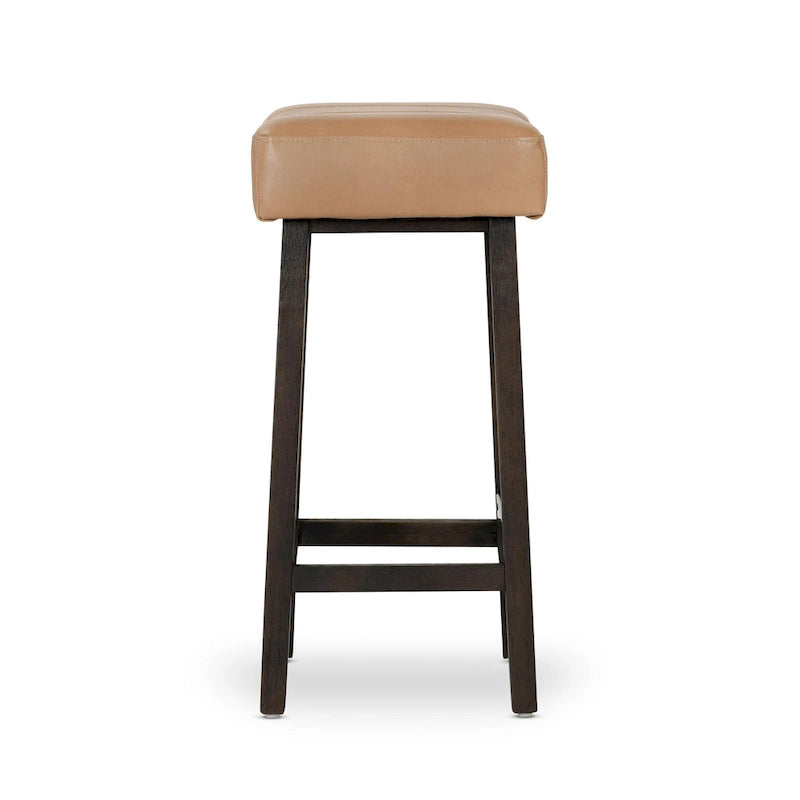 Tabouret de comptoir sans dossier en cuir végétalien, pieds en bois foncé, couleur caramel
