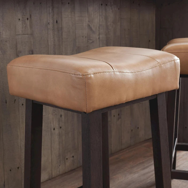 Tabouret de comptoir sans dossier en cuir végétalien, pieds en bois foncé, couleur caramel