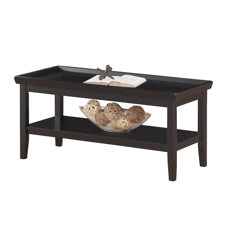 Table basse rectangulaire avec étagère inférieure, plateau à rebords et pieds fuselés