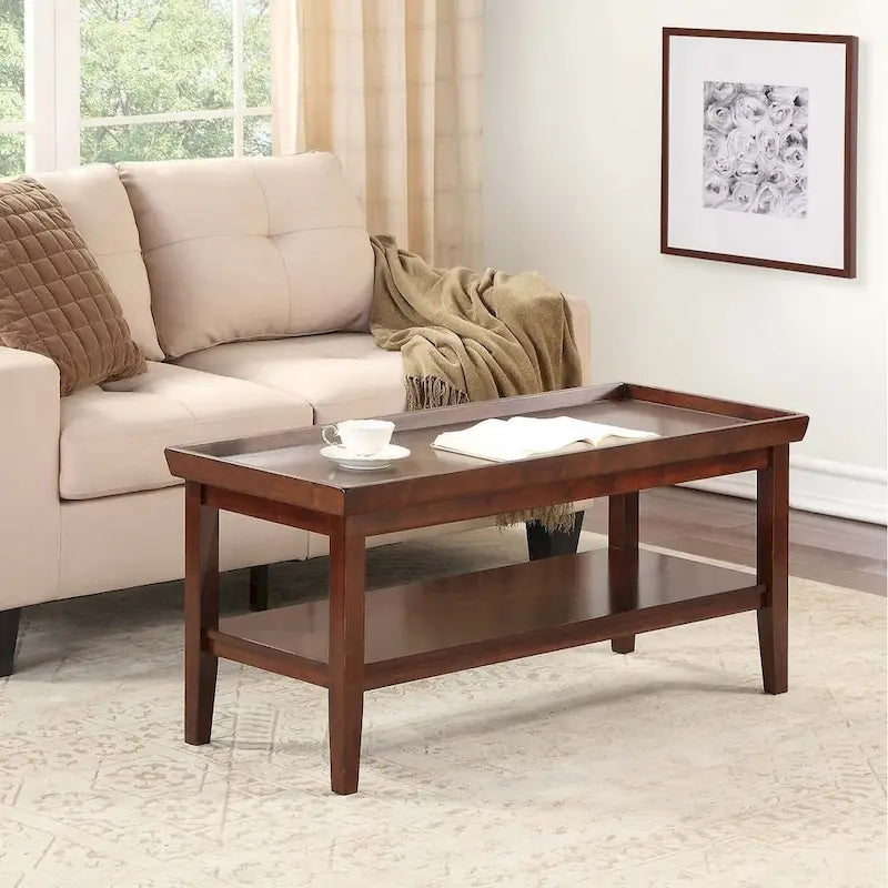 Table basse rectangulaire avec étagère inférieure, plateau à rebords et pieds fuselés