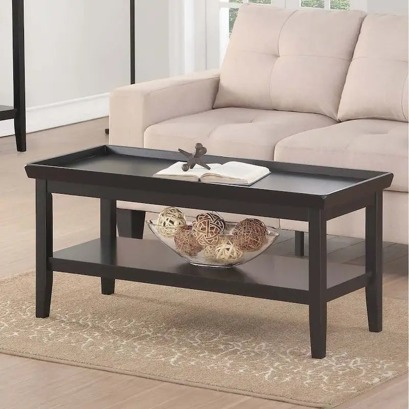 Table basse rectangulaire avec étagère inférieure, plateau à rebords et pieds fuselés