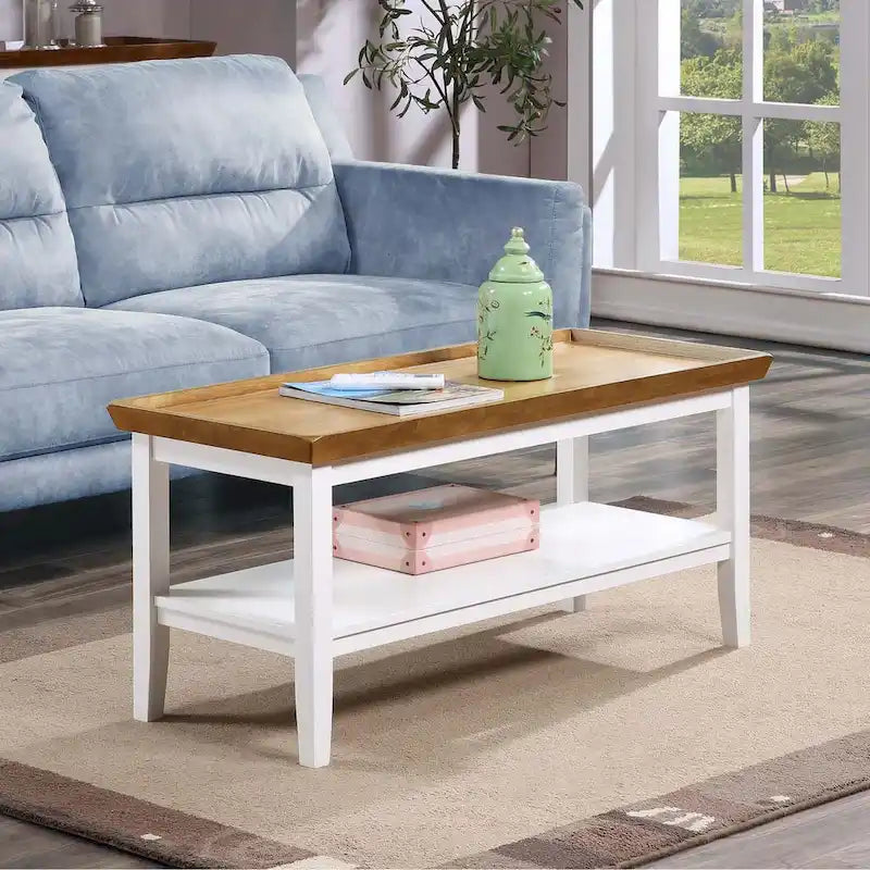 Table basse rectangulaire avec étagère inférieure, plateau à rebords et pieds fuselés