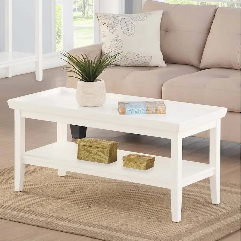 Table basse rectangulaire avec étagère inférieure, plateau à rebords et pieds fuselés