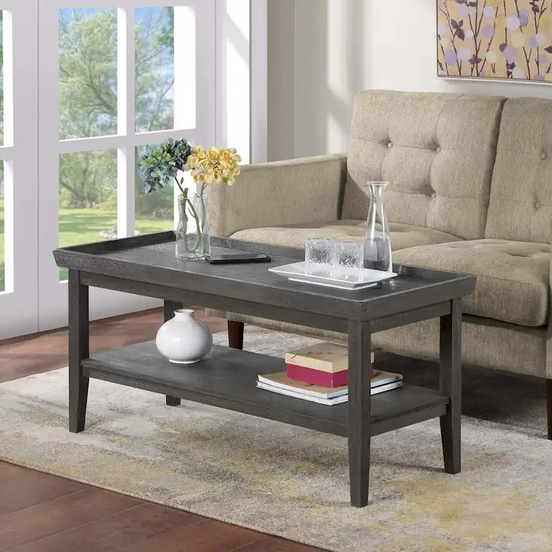 Table basse rectangulaire avec étagère inférieure, plateau à rebords et pieds fuselés