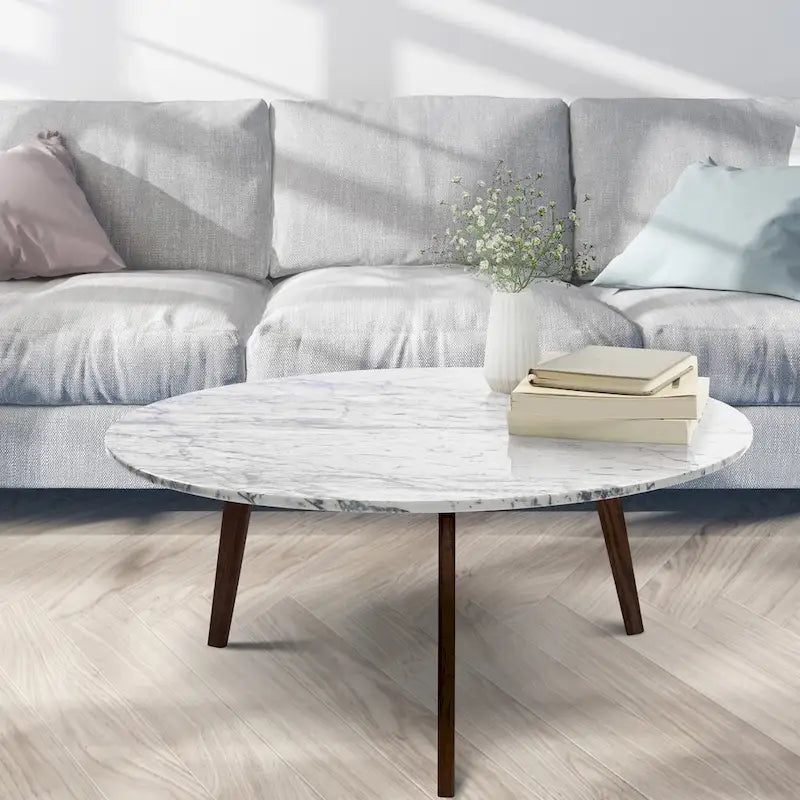 Table basse ronde en marbre blanc de Carrare, pieds inclinés en noyer, style moderne du milieu du siècle