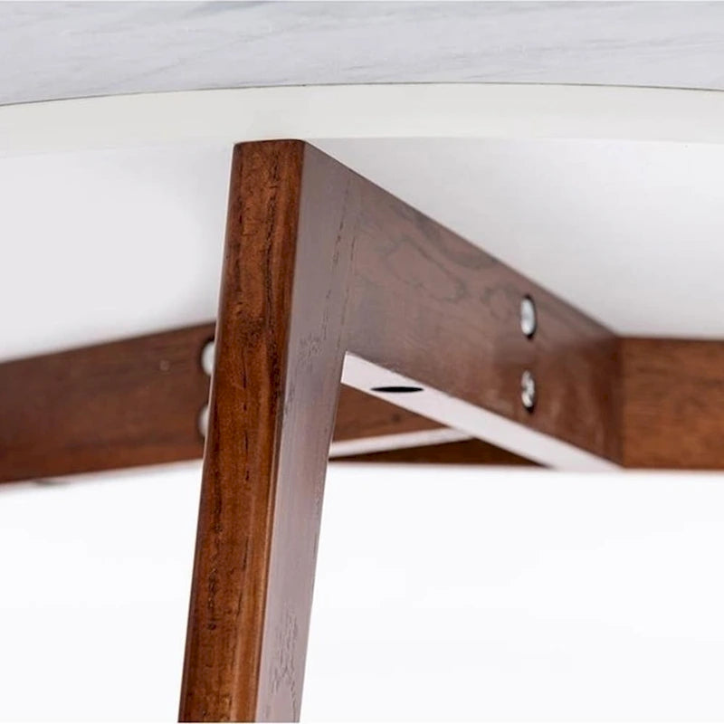 Table basse ronde en marbre blanc de Carrare, pieds inclinés en noyer, style moderne du milieu du siècle