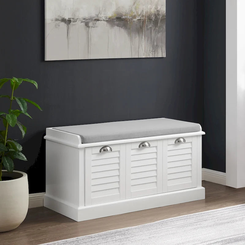 Banc de rangement d'entrée de style côtier, panneaux à persiennes blanches, coussin gris, poignées nickelées