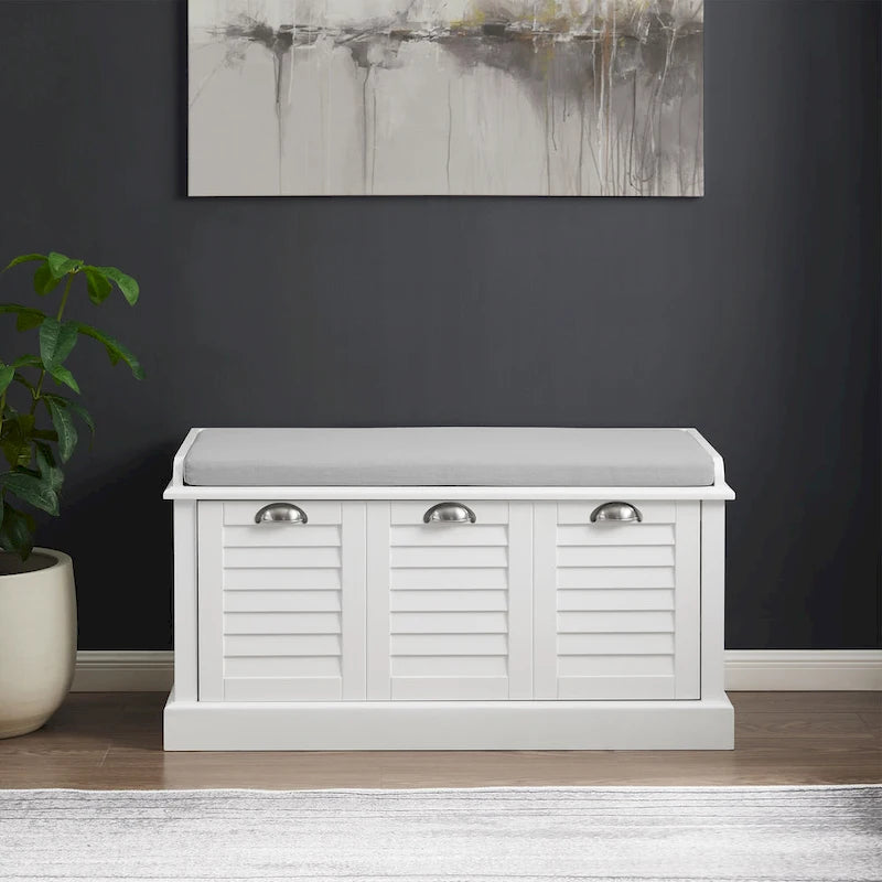 Banc de rangement d'entrée de style côtier, panneaux à persiennes blanches, coussin gris, poignées nickelées
