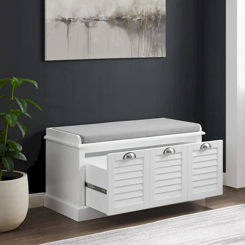 Banc de rangement d'entrée de style côtier, panneaux à persiennes blanches, coussin gris, poignées nickelées