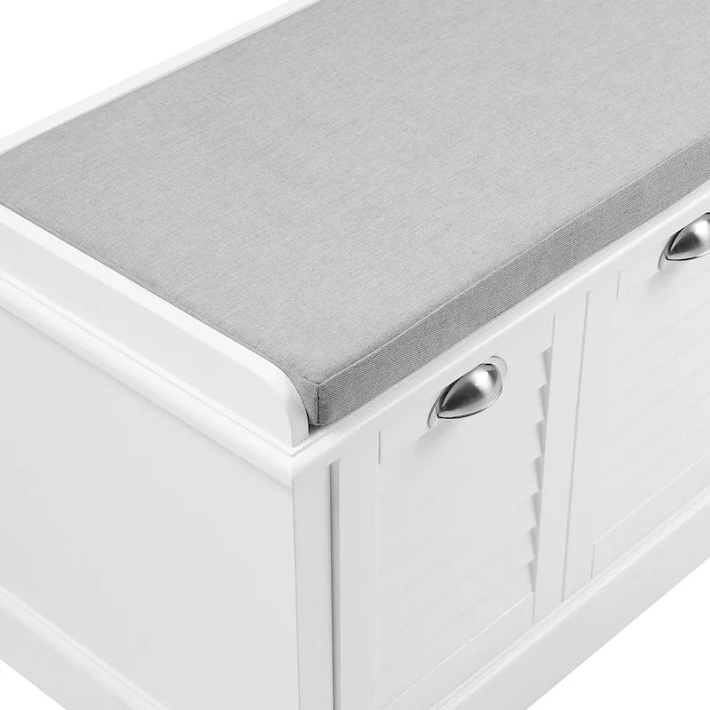 Banc de rangement d'entrée de style côtier, panneaux à persiennes blanches, coussin gris, poignées nickelées